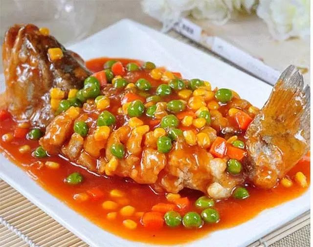 糖醋鲈鱼:鲈鱼去鳞,洗净从中间剖开鱼表面沾生粉入锅炸至成熟