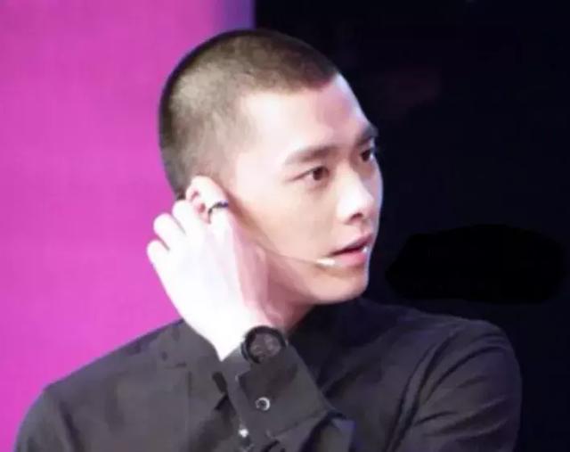 总是以中分示人的鹿晗,几乎没见他的寸头照.