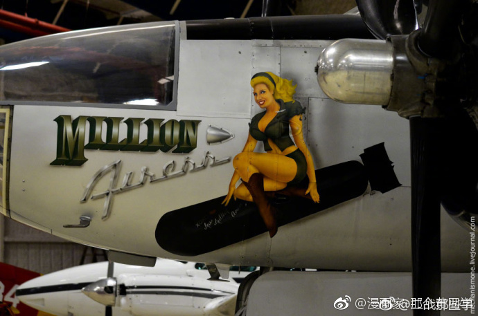 二战时起美军轰炸机飞行员,就流行在轰炸机机身上描绘涂鸦来祈求好运