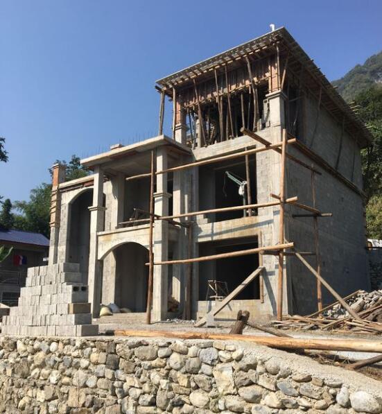 砸30万用水泥砖建房被瞧不起,但完工后的效果看的邻居无话可说