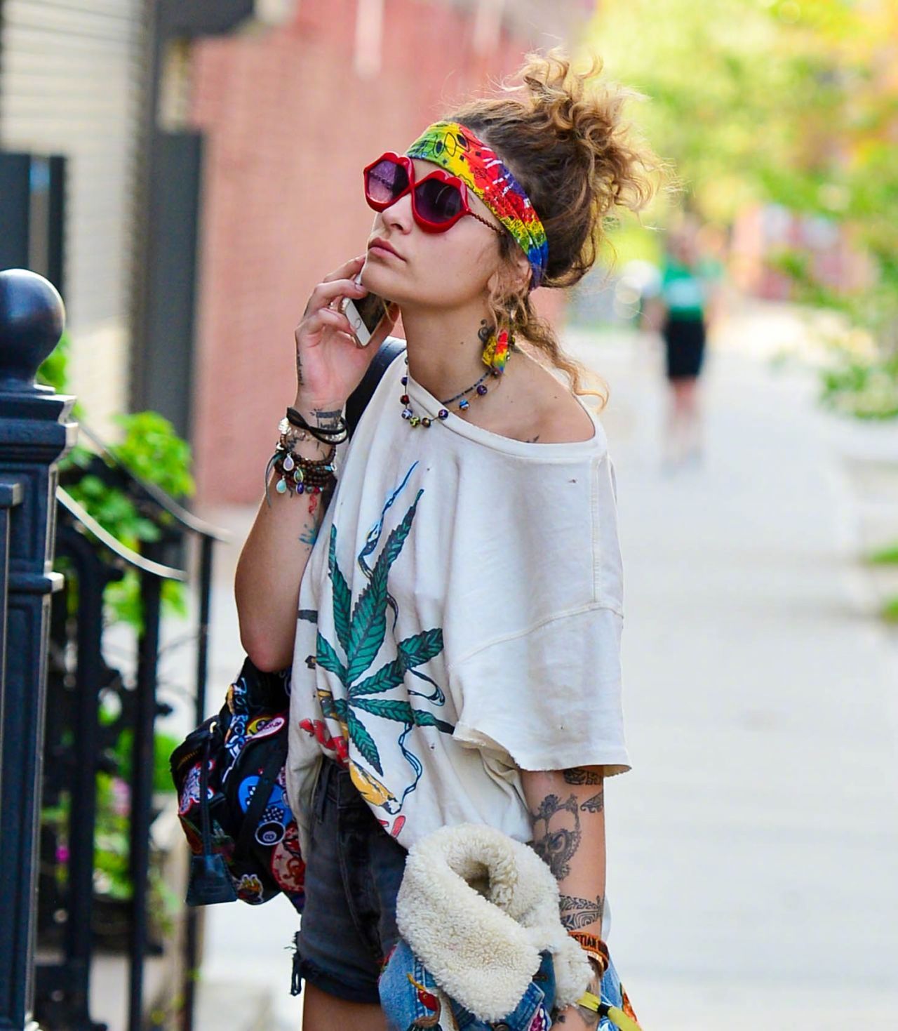 当地时间5月3日paris jackson一人现身纽约街头被拍.