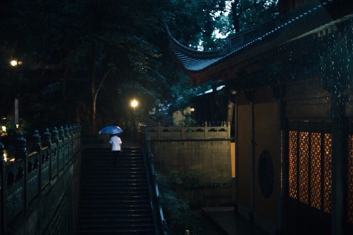 古寺风烟又一秋,山间苍翠月光流