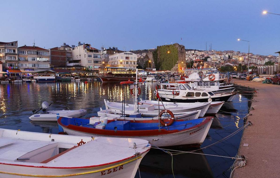 锡诺普, 除了中世纪遗留下的一些古老遗址, 还可以眺望海峡