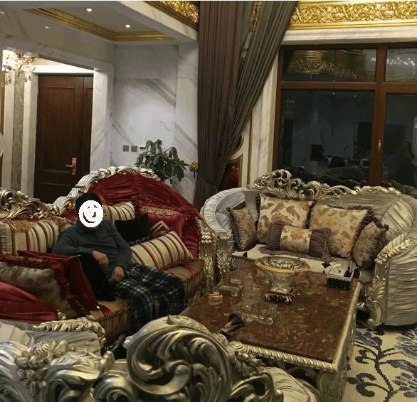 这才是真正有钱人家的别墅,花了250万装修,沙发就几十万