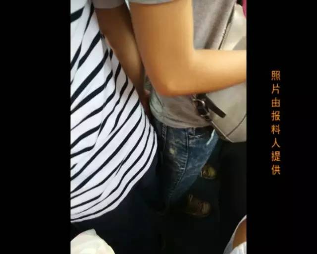 3,划清界限:在座位上遇到咸猪手时,当你坐在他身边的时候,他会假装