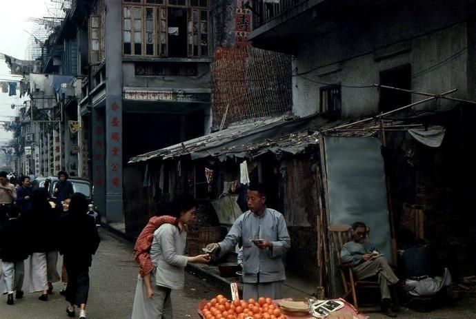 高清老照片60年代的香港当时已有双层巴士人们都穿中式服装