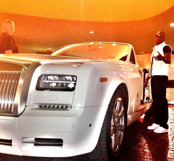 梅威瑟炫富再升级, 炫完豪车再炫一车美金! 网友: 最差就是奔驰!