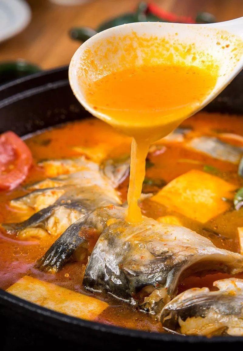 鱼肉吸饱了从贵州苗寨远道而来的红酸汤,加上辣椒的清香微辣,在口腔