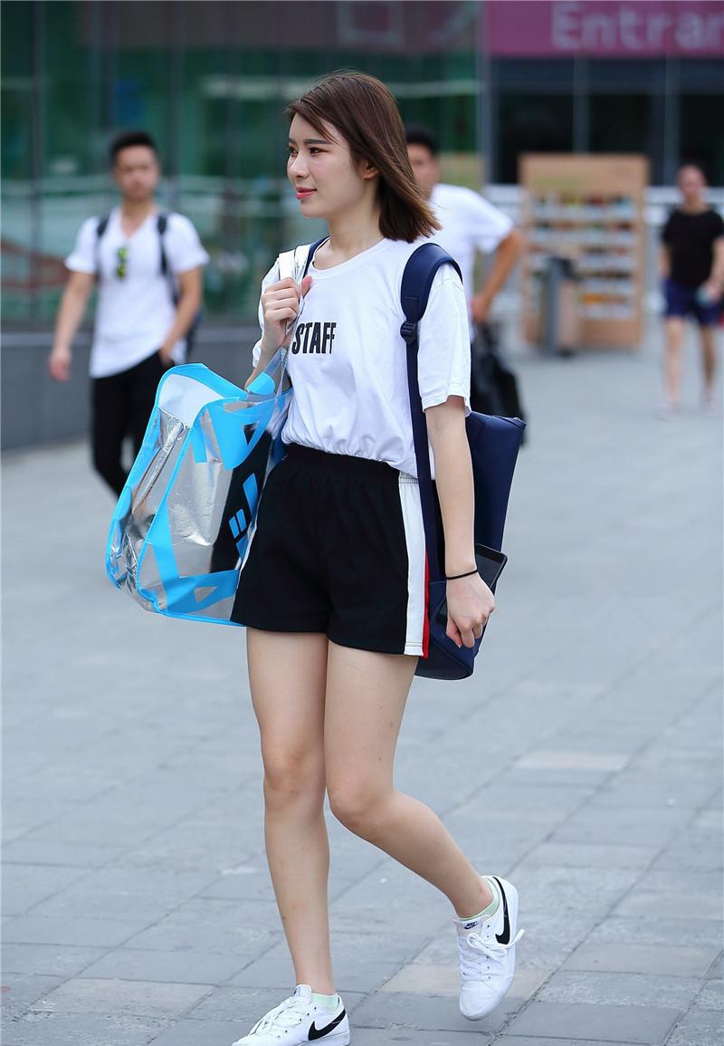 路人街拍白t运动型美女很阳光很活力