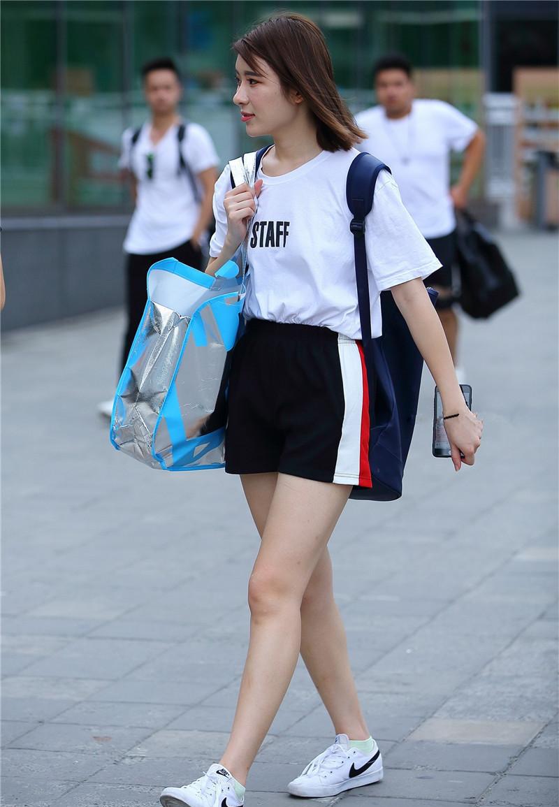 路人街拍白t运动型美女很阳光很活力