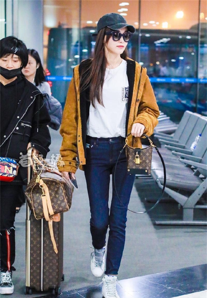 唐嫣现身机场, 这件驼色外套是要火的节奏?