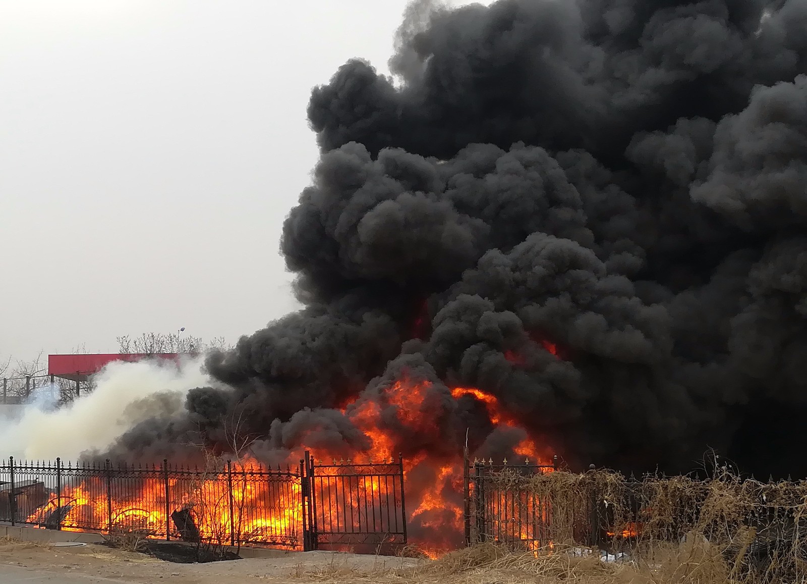 意外大火点燃库房危及加油站,浓烟飘了2小时