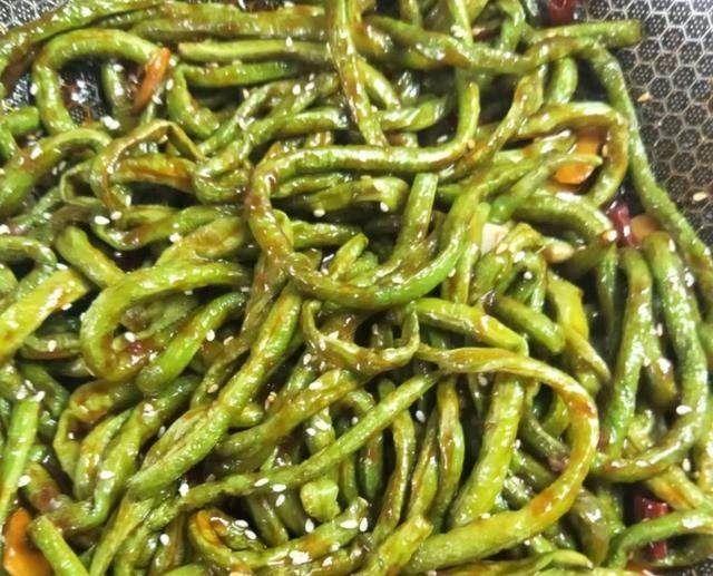 长豆角买回不要切,浇点酱汁在上面一烧,吃完还想吃