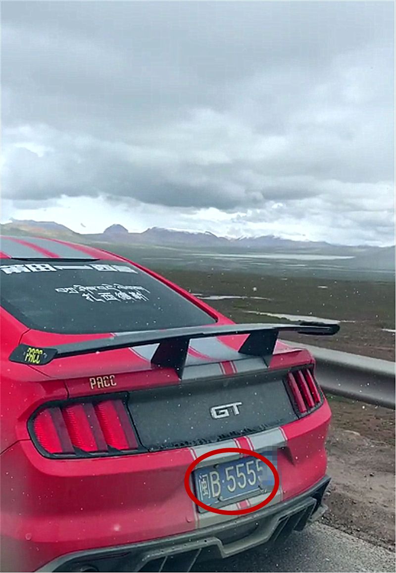 首辆69万福特野马进西藏车主拍下美景后网友却只关注车牌