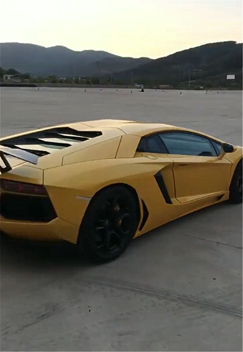 辽宁一辆738万兰博基尼在广场上漂移但网友不看车只看车牌