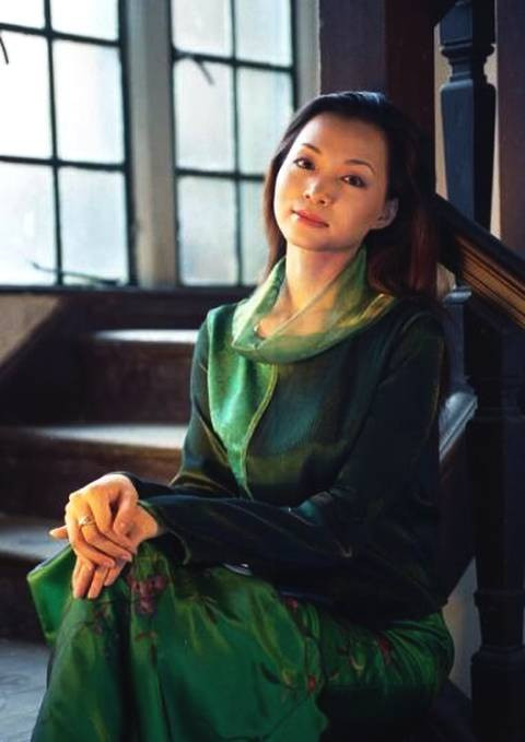 董卿青涩旧照曝光 靓丽优雅长发飘飘