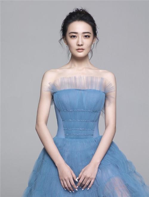 徐璐最新时尚大片撞衫唐艺昕,蓝色轻纱抹胸裙谁更美?