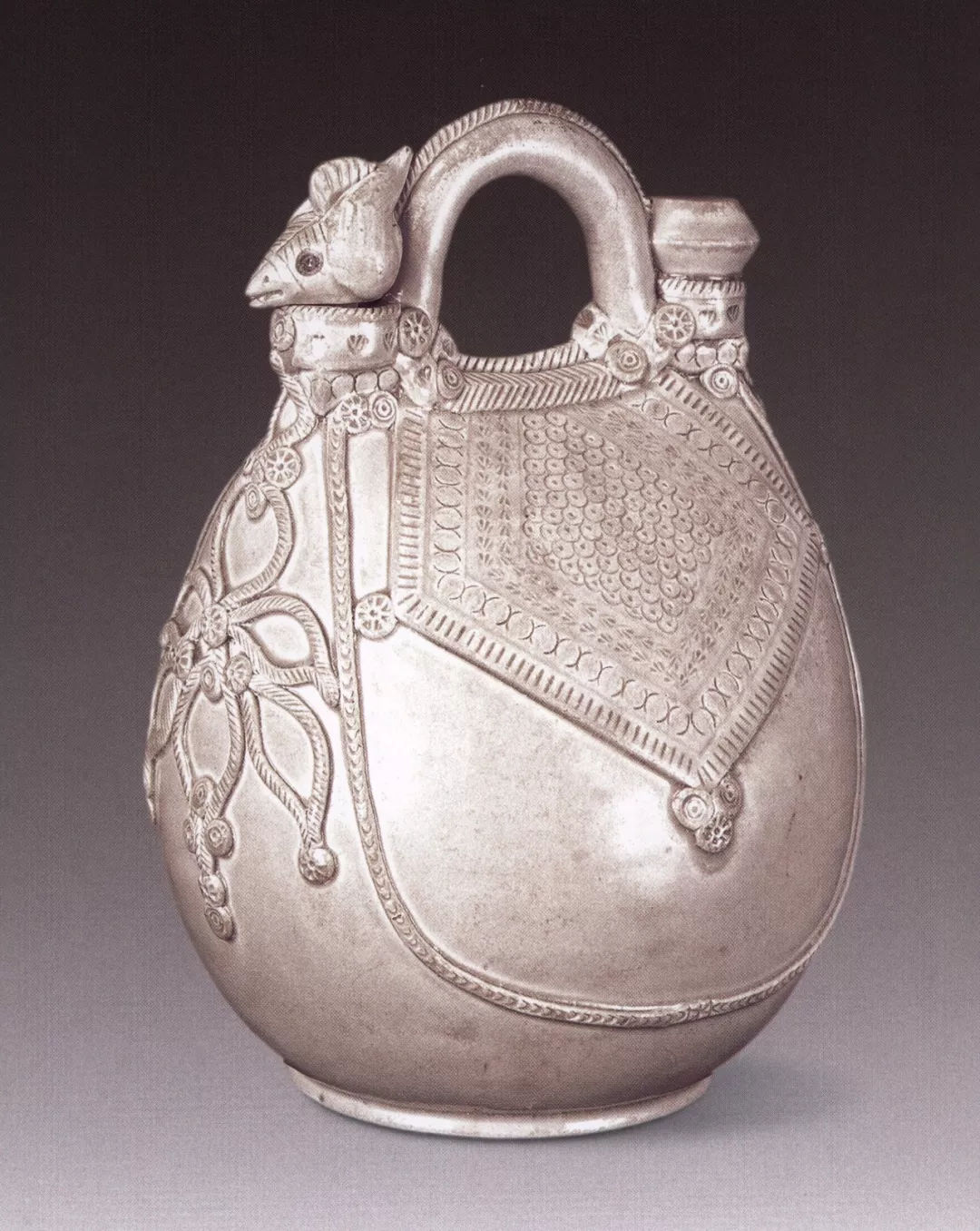 出土唐代白瓷皮囊壶赏析