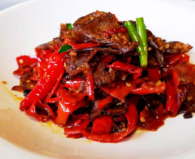 有多少人可以抵挡卤牛肉的诱惑?配上辣椒,更是妙不可言!