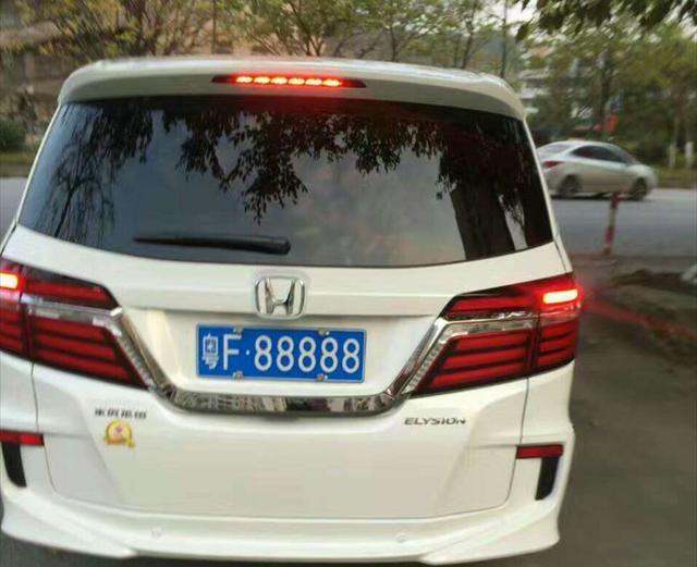 男子217万拍下粤f88888车牌, 看到他的座驾, 交警忍不住拦车
