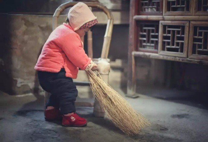 秋风落叶乱为堆，扫尽还来千百回