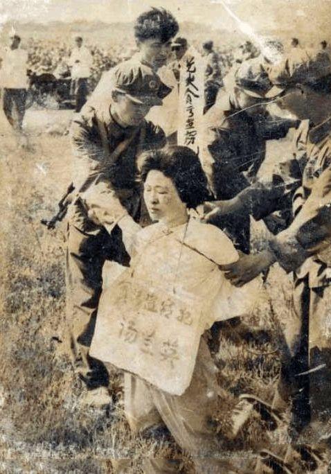 32岁女贪官,养7个情夫,贪污4万元后被情人举报