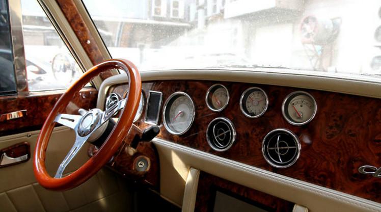 仪表盘和方向盘复古经典,老爷车的内饰都这样,不过银色天使的内饰更加