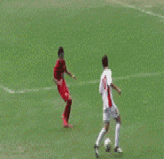 搞笑gif——足球场上的爆笑瞬间,每一个都是满满的笑点!