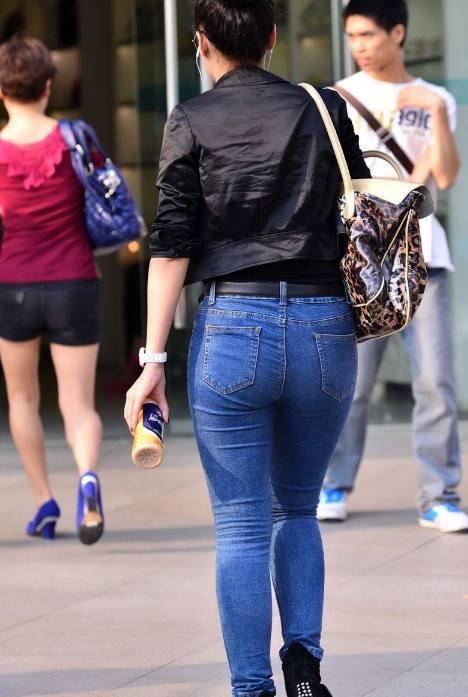 身材微胖的牛仔裤美女,完美的展现出女人的魅力.一道美的风景线