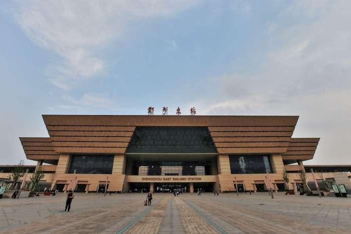 八个方向的交汇处,而火车站也有郑州站,郑州东站,郑州北站,圃田西站