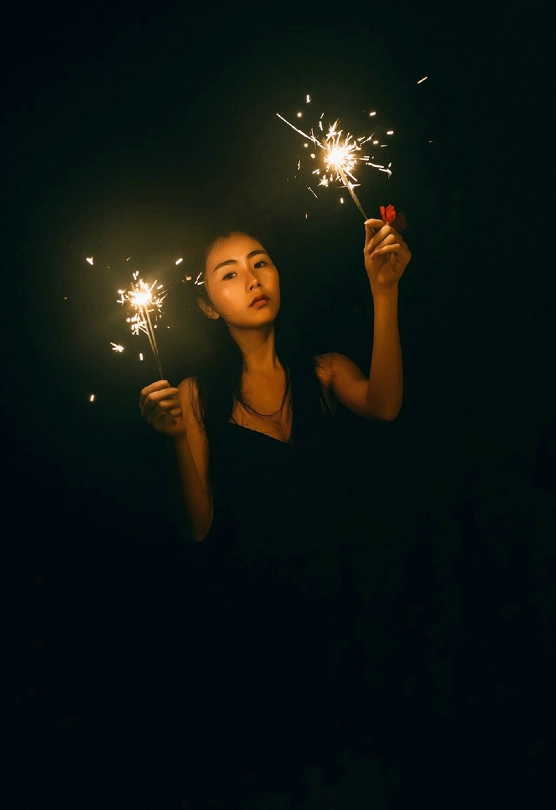 夜晚吊带低胸背心烟花美女耀眼吸睛写真集 @微相册 @微博摄