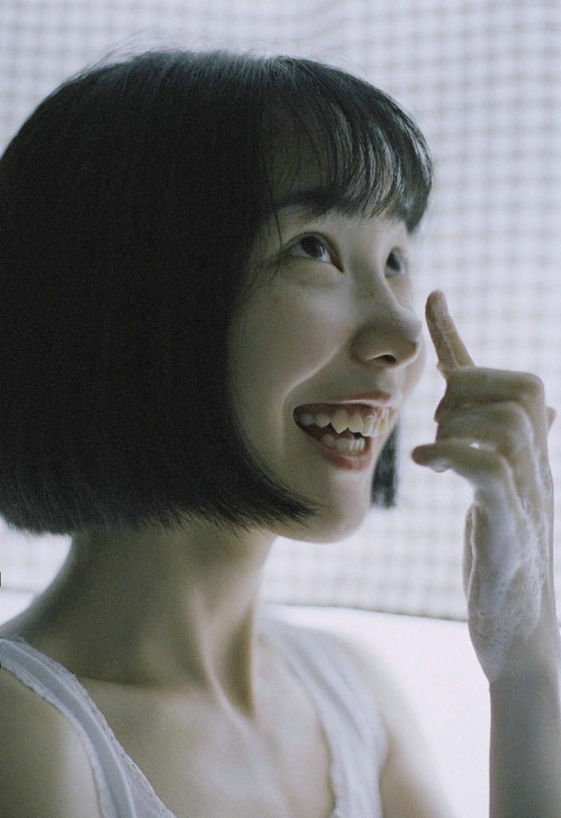 短发素颜妹子悠闲慵懒愉悦私房时光写真集