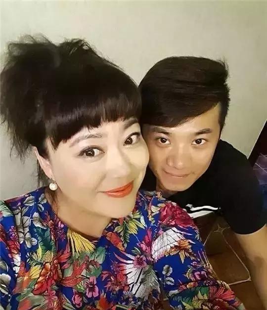 又"丑"又胖,逆袭成少女再嫁小15岁鲜肉|李菁菁|王灏森|金婚_新浪新闻