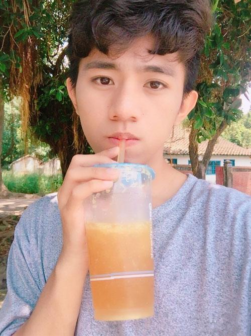 他被誉为天籁小神童,跨年晚会爆红全国,现金成了真男神