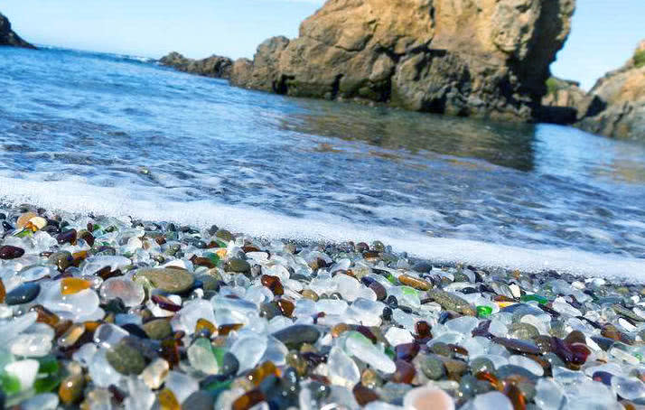 世界上最美的沙滩遍地都是宝石却因中国游客即将消失