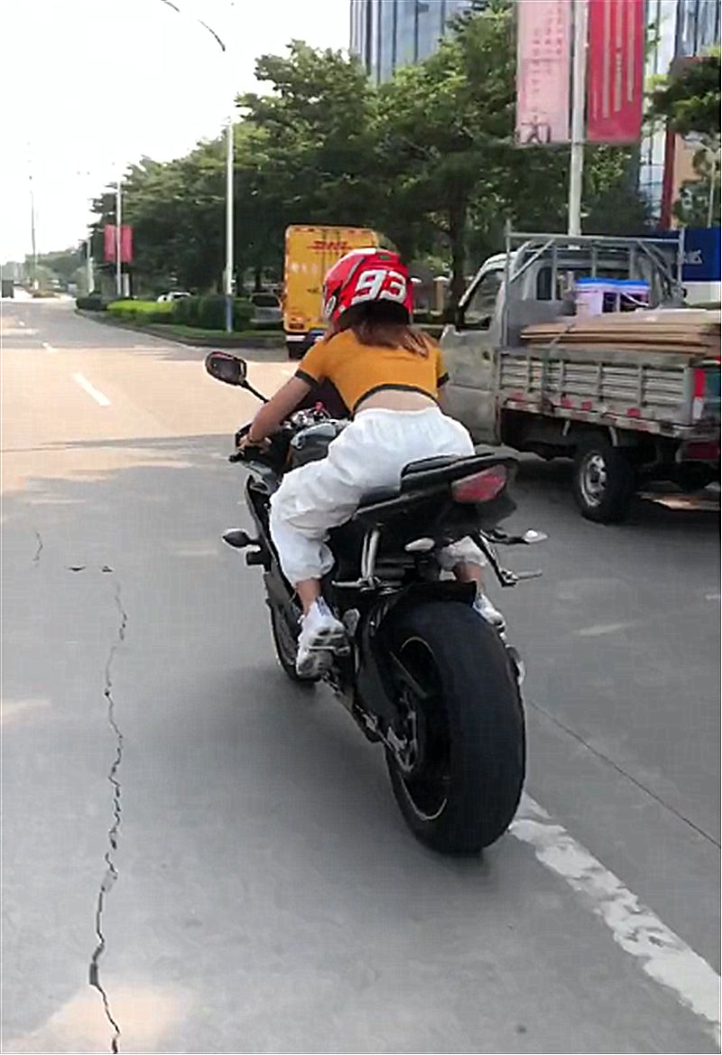 偶遇雅马哈r6摩托车车主是一位小姐姐身材苗条背影迷人