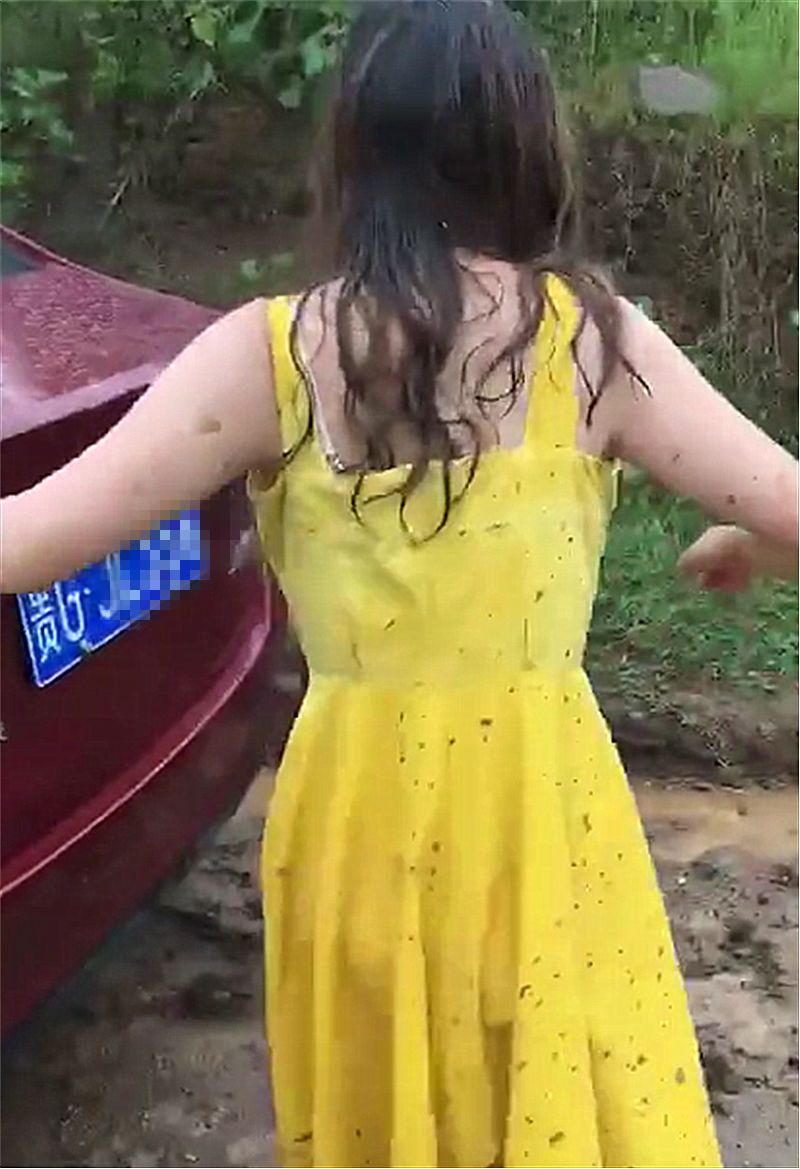 贵州一辆15万科鲁兹陷泥路中,女车主下车这么做!网友:好狼狈