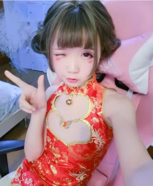 抖音惊现"旗袍萝莉",当看到她的衣服时,网友:年纪小套路深!