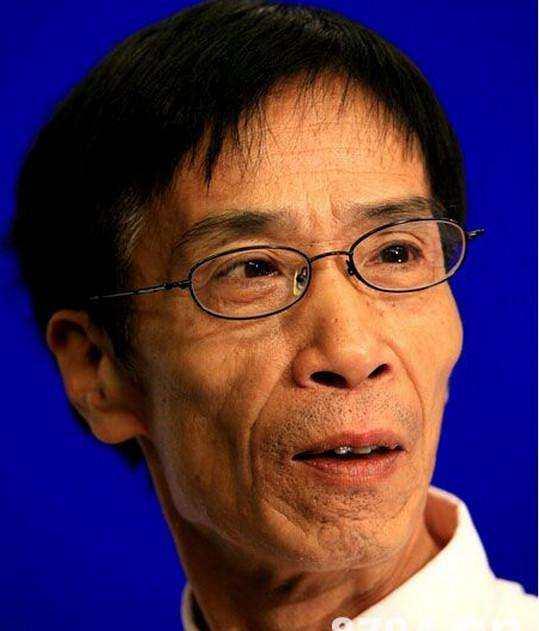 才华横溢却成下岗工人48岁当群演演绝了汉奸只为博病妻一笑