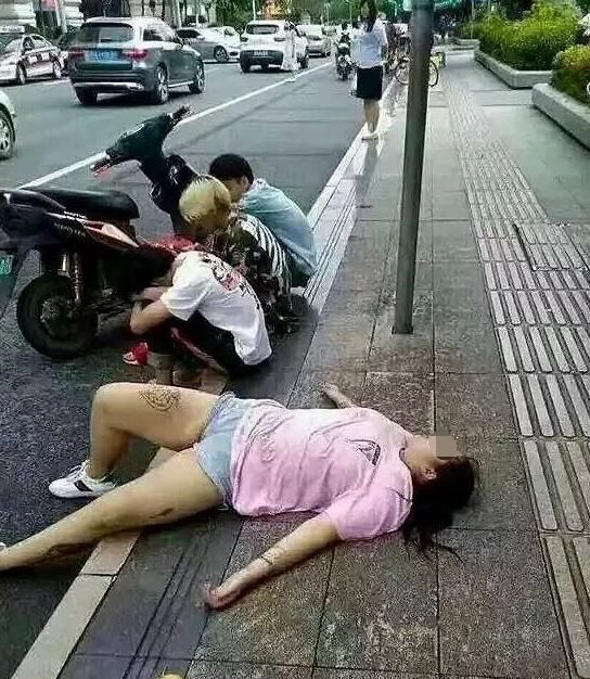 女子和几名男子喝酒醉倒在地没人管得知真相女子心痛不已