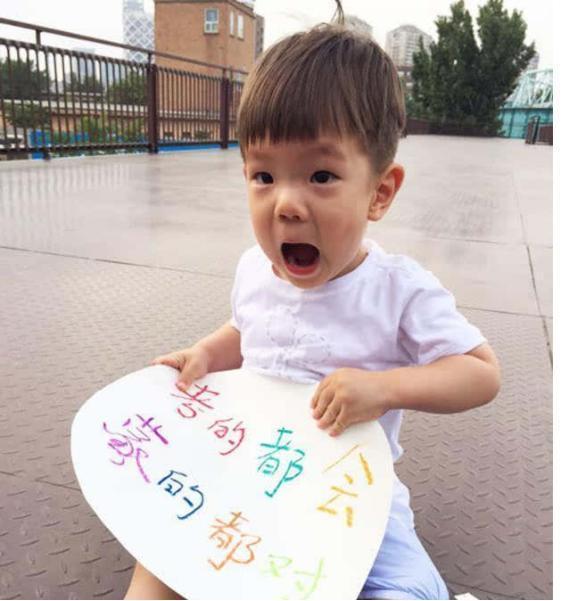 说起杜江跟霍思燕,其实他们还有一位最可爱宝宝那就是嗯哼,他们的儿子