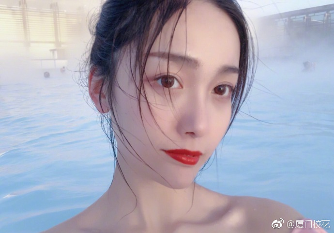 她叫张雨晗就读于英国谢菲尔德大学身高173cm来自河南