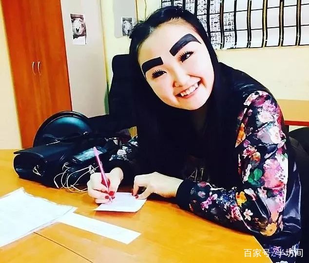 俄罗斯21岁女网红偏爱大宽眉被嘲笑,网友:好像帖了块狗皮膏药