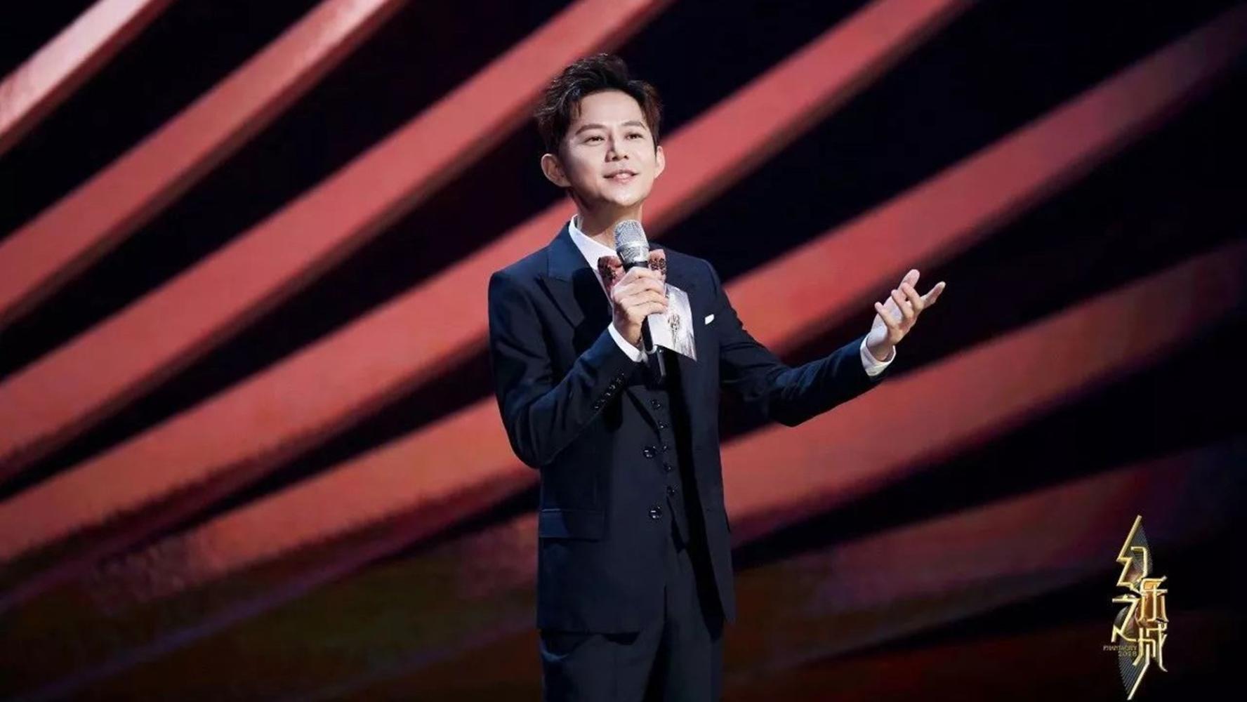 何炅给王菲递话筒, 王菲一小细节暴露真实人品!