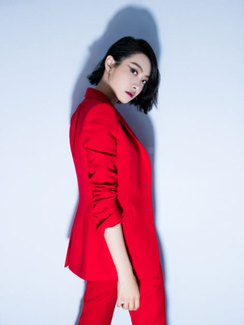 宋茜身穿一套红色西装美得上天了,最出彩的还是她的鞋子!