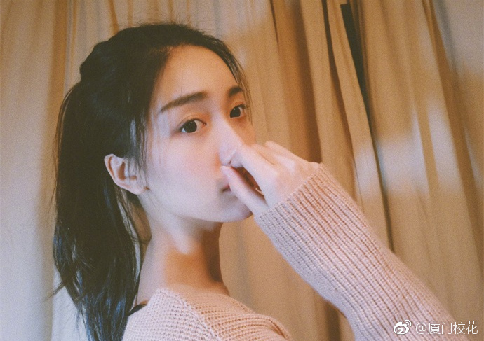 她叫张雨晗就读于英国谢菲尔德大学身高173cm来自河南