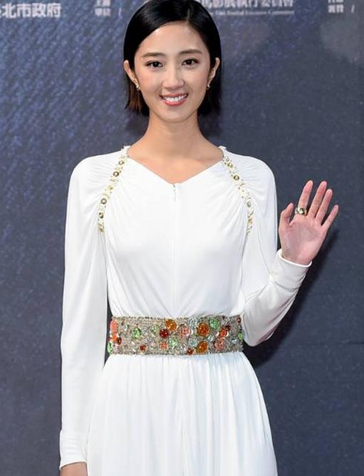 桂纶镁一袭白裙亮相,优雅动人,网友:36岁的年纪依然美艳!