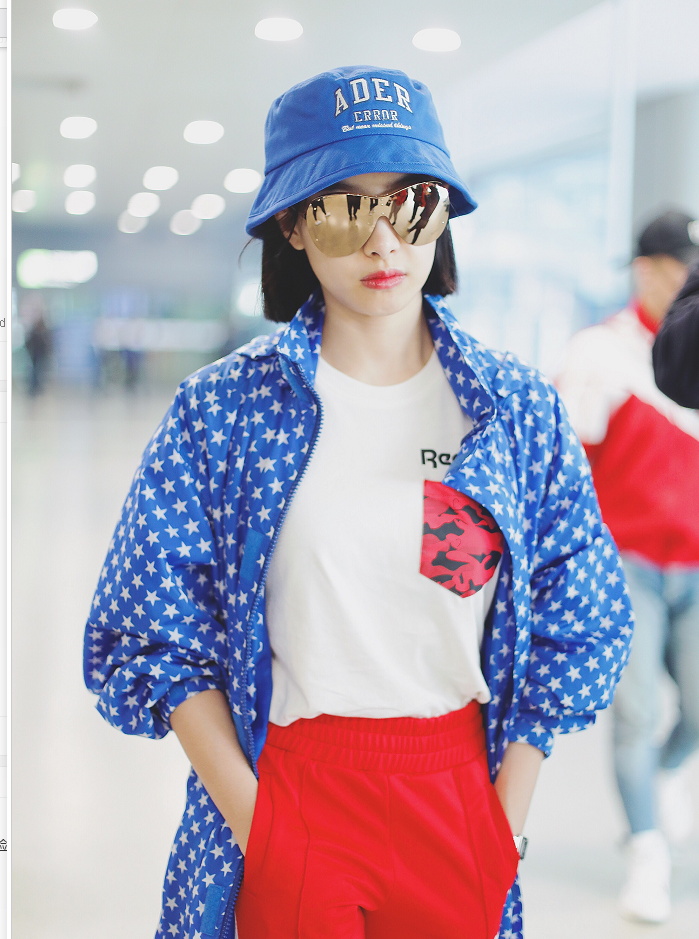 宋茜穿五角星外套搭配蓝色渔夫帽现身机场 红蓝色调太扎眼