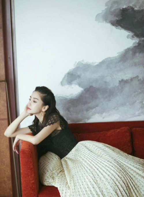 杨颖的几款仙气穿搭,波点百褶裙加上随意的坐姿,画面好美|百褶裙|仙气