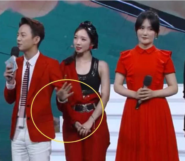 明星的错位照:鹿晗牵手热巴,张艺兴发型奇葩的很!